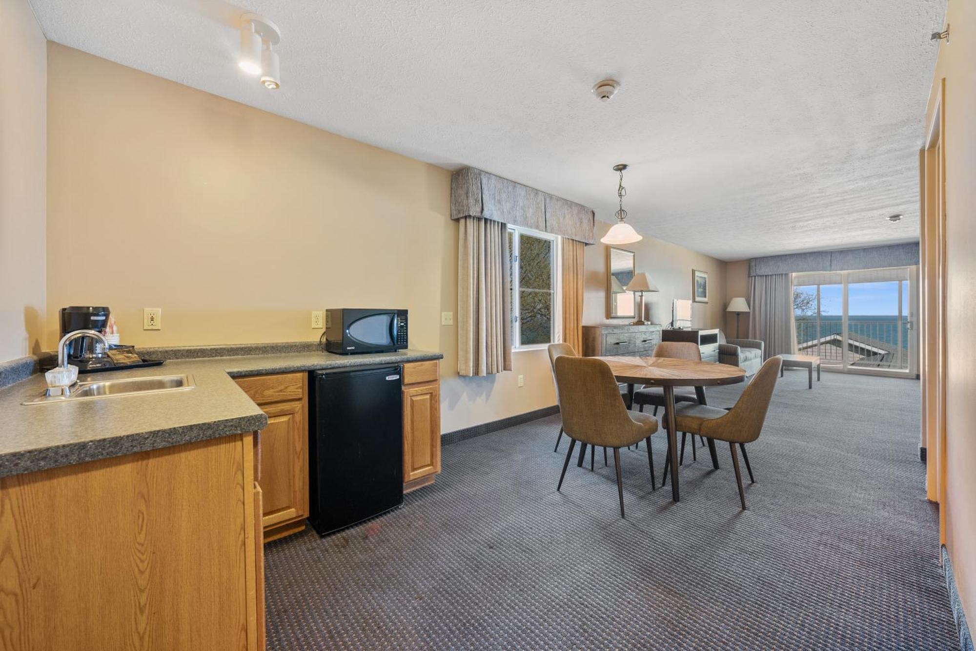 Hotel Bayshore At Put-in-Bay